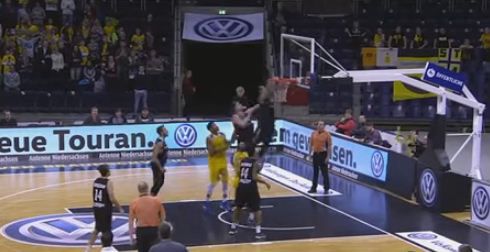 לא רק בכדורגל: שחקן הטביע סל עצמי; צפו