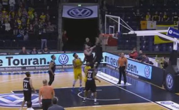 לא רק בכדורגל: שחקן הטביע סל עצמי; צפו