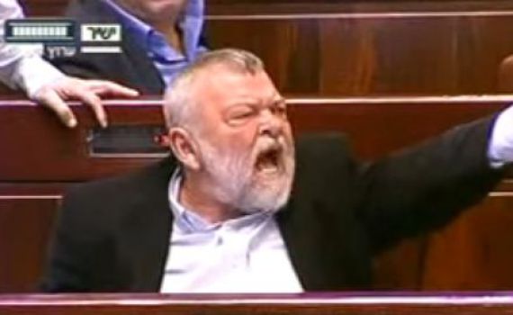 "מי את בכלל? חוצפנית"; צפו באילן גילאון משתולל