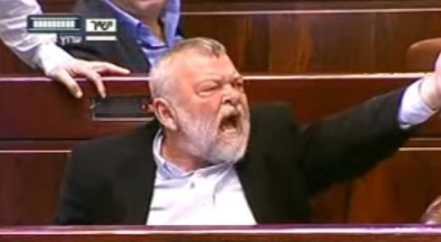 "מי את בכלל? חוצפנית"; צפו באילן גילאון משתולל