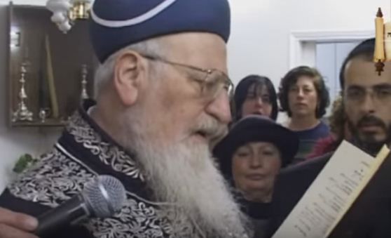 מברך במשך 5 דקות: הרב אליהו מדליק נרות חנוכה