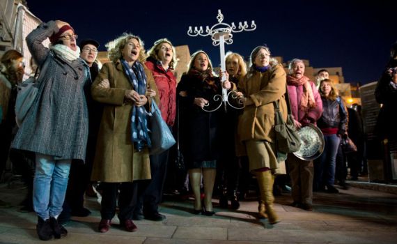 הח"כית ניצלה את חסינותה והבריחה חנוכיה לכותל