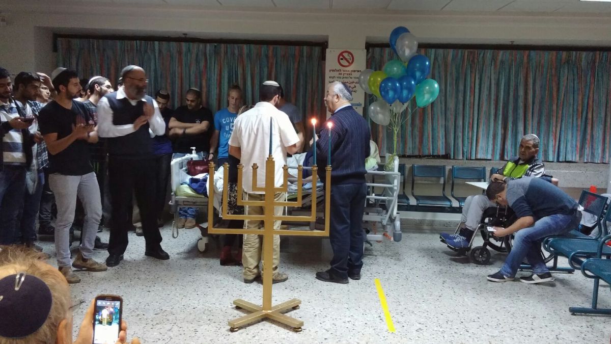 מכינת אלישע בהדלקת נרות עם פצוע צוק איתן