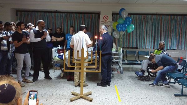 מכינת אלישע בהדלקת נרות עם פצוע צוק איתן