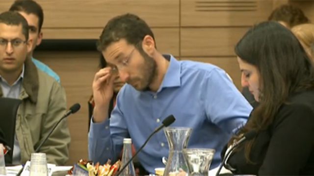 צפו: מה גרם לאיציק שמולי לפרוץ בבכי בכנסת