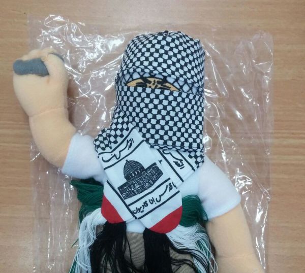 נתפס במכס: בובות הסתה של ערבי מיידה אבן