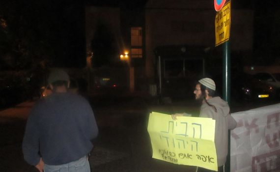 המפגינים המתינו לבנט בביתו: "בן גביר צדק"; צפו