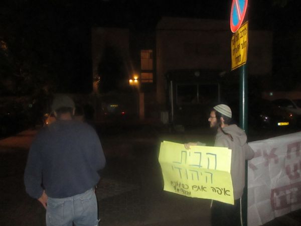 המפגינים המתינו לבנט בביתו: "בן גביר צדק"; צפו