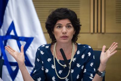 כתב 'ידיעות' לזנדברג: "את בן אדם מפגר"