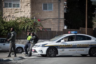 המחבל דקר חייל בפתח הבית; בן המשפחה נעצר