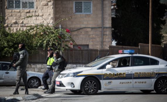 המחבל דקר חייל בפתח הבית; בן המשפחה נעצר
