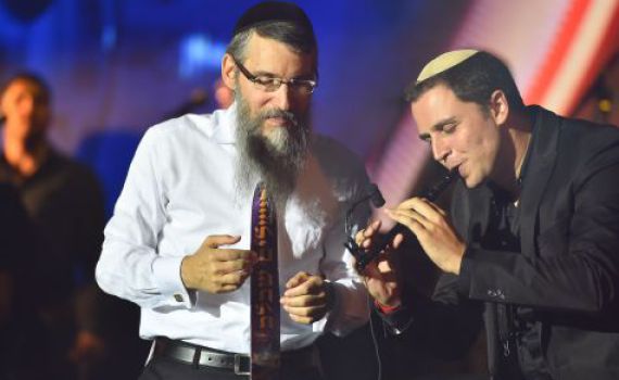 "אבא פתאום החל לשיר"; נס חנוכה של אברהם פריד