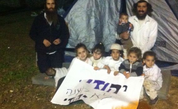 שבת באהל מול ביתו של בנט: "אחים לא מענים"