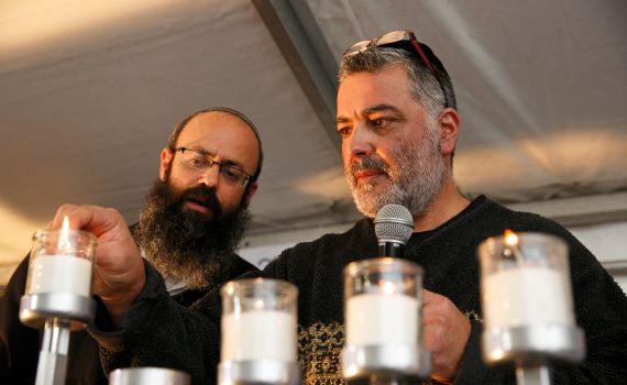 מאות הדליקו נרות עם אביו של זיו מזרחי הי"ד