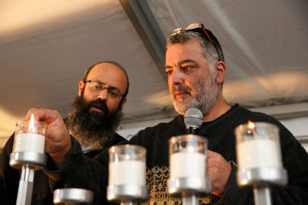 מאות הדליקו נרות עם אביו של זיו מזרחי הי"ד