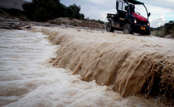 צפו: שטפון בנחל חבר, כביש 90 נחסם לתנועה