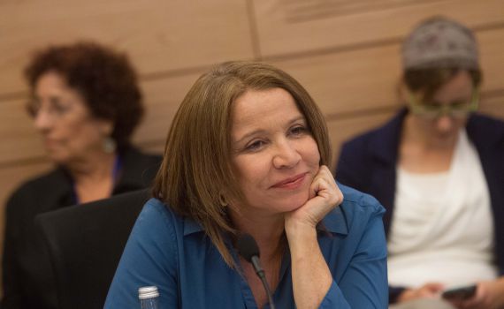 אנשים שהגנו על אולמרט תוקפים את אורן חזן