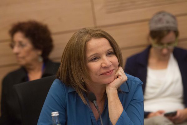 אנשים שהגנו על אולמרט תוקפים את אורן חזן