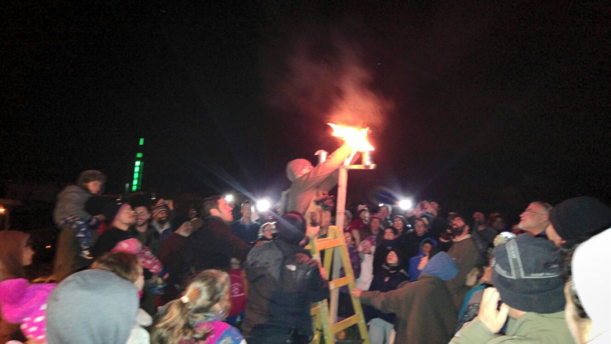 הדלקת נרות בבית צור במקום בו נצחו המכבים