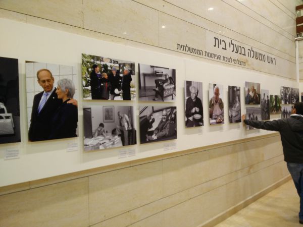 שולי מועלם: להסיר את תמונות אולמרט מהכנסת