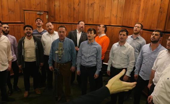 שנה לטבח ב'היפר כשר' אמנים שרים: "הביתה"