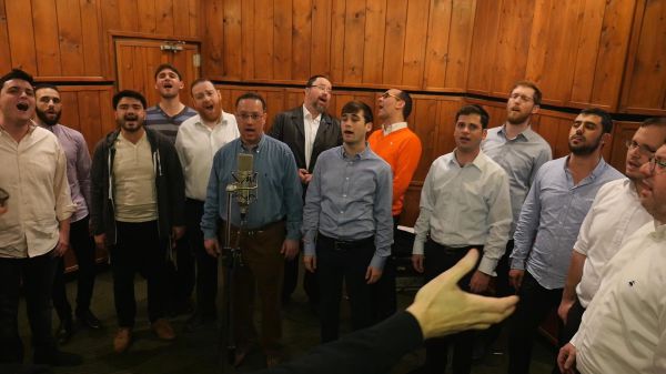 שנה לטבח ב'היפר כשר' אמנים שרים: "הביתה"