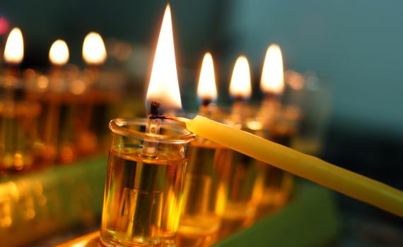 הלכות חנוכה והדלקת נרות לפי מנהגי כל העדות