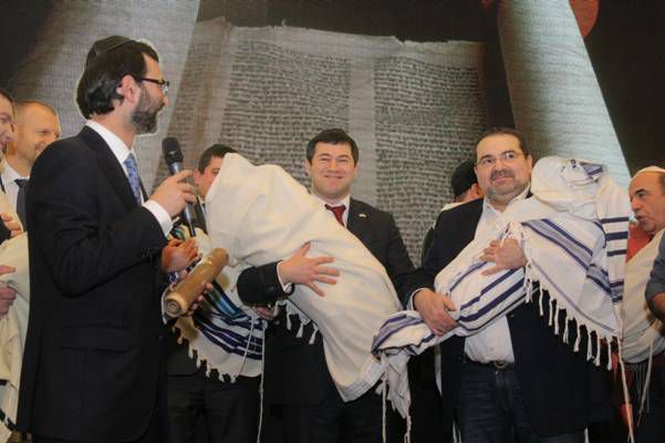 אוקראינה: אחרי 80 שנה בשבי הוחזרו ספרי התורה