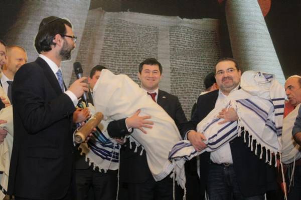 אוקראינה: אחרי 80 שנה בשבי הוחזרו ספרי התורה