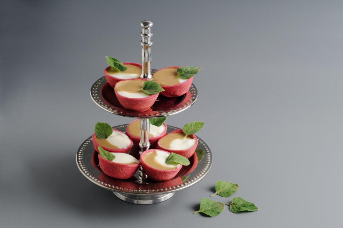 לט"ו בשבט: טארטלט סלק במילוי יוגורט וטחינה