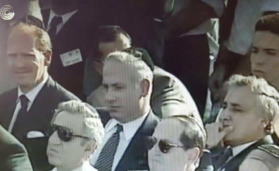 מי צודק? הארכיון מוכיח: אינדיק לא ישב ליד נתניהו