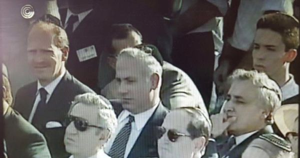 מי צודק? הארכיון מוכיח: אינדיק לא ישב ליד נתניהו