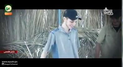 וידאו מהשבי: שליט עושה 'על האש' עם חוטפיו; צפו