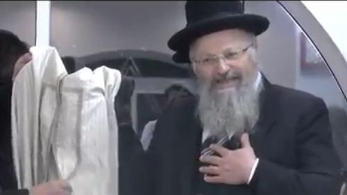 מדהים: סיפור הגלימה של הבבא סאלי; צפו