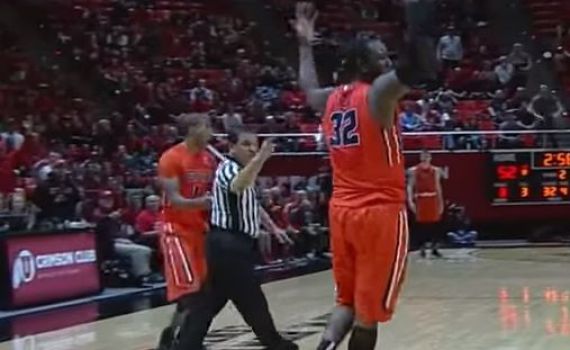 צפו: השופט לא שרק; השחקן התנקם והורחק