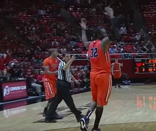 צפו: השופט לא שרק; השחקן התנקם והורחק