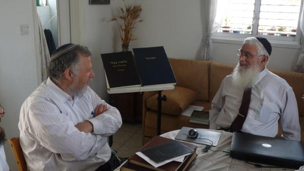 הרב עמיחי: מותר להרוג תרנגולים בגלל קושי לגדלם