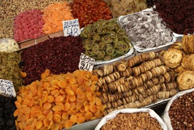 "אכילת פירות יבשים – מנהג מזעזע ואנטי חינוכי"