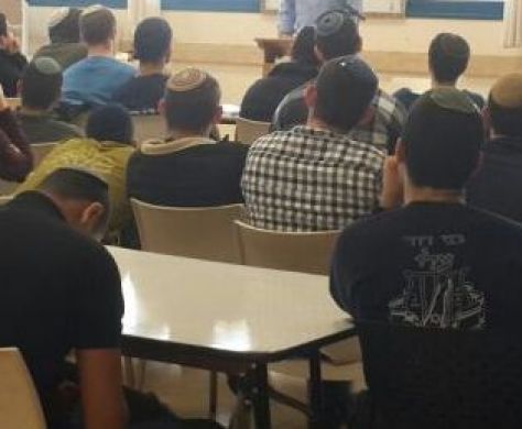 "הרמה הדתית של בני"ש גבוהה משל מכיניסט"