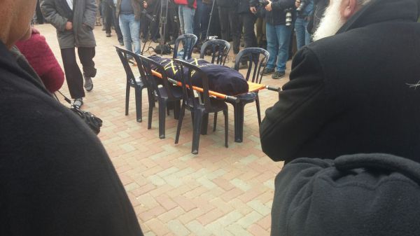 קורע לב: הבעל והבן השתנקו מבכי בקדיש