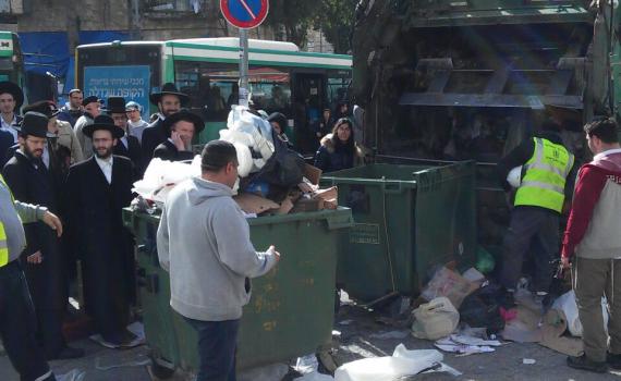 עשרות תושבים מחפשים טבעת במשאית זבל