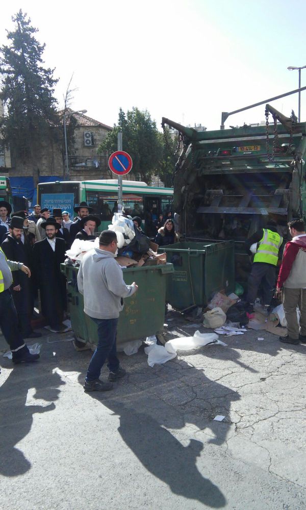 עשרות תושבים מחפשים טבעת במשאית זבל