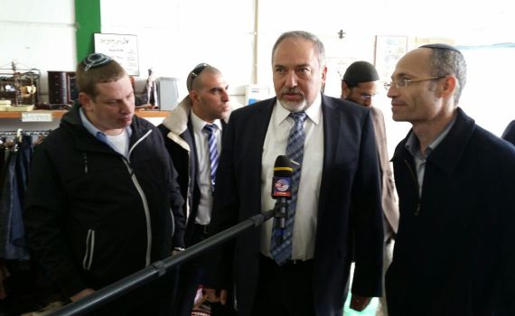 ליברמן בזירת הפיגוע: אין רה"מ מתפקד בישראל