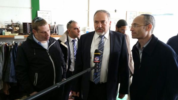 ליברמן בזירת הפיגוע: אין רה"מ מתפקד בישראל