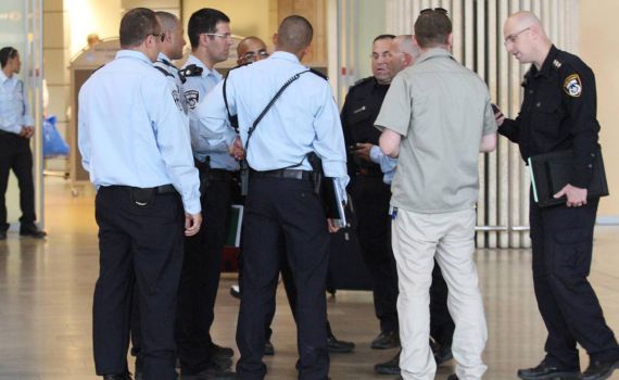 איש שמאל שכיכב בתחקיר ניסה להמלט מהארץ