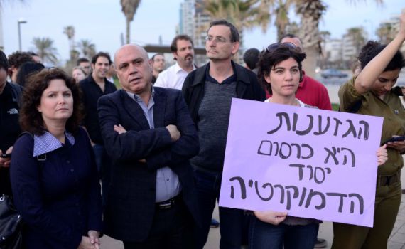 חסידי הדמוקרטיה אוסרים עלי לחשוב/ דעה