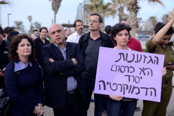 חסידי הדמוקרטיה אוסרים עלי לחשוב/ דעה