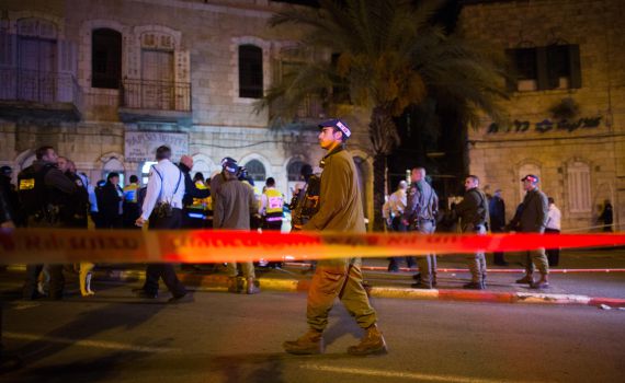 פיגוע דקירה בשער שכם: ישראלי נפצע קל