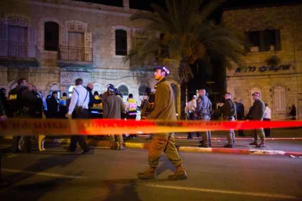 פיגוע דקירה בשער שכם: ישראלי נפצע קל