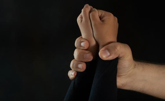 תלמידים מגוש קטיף: המורה פגע מינית; הנהגת הישובים טייחה